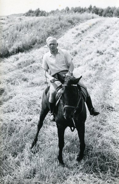 KKE 4715.jpg - Fot. Portret. Edmund Jarzynowski – tata Marii Jolanty Mierzejewskiej (z domu Jarzynowska) na koniu, Jaśkowo, lata 60-te XX wieku.